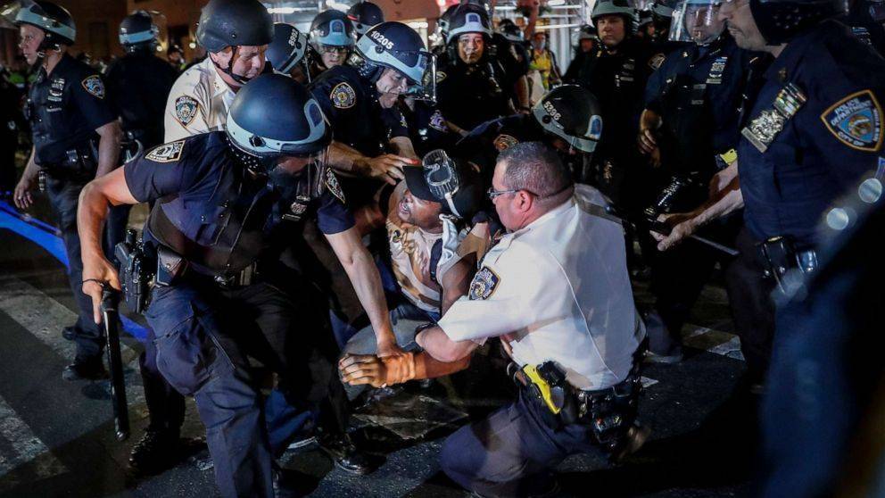 Рассказы из нью-йоркских «Гробниц» — как полиция издевается над арестованными протестующими