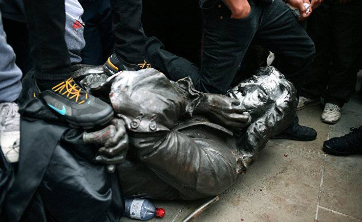 El Mundo (Испания): снос памятника работорговцу Эдварду Колстону вызвал политическую бурю в Соединенном Королевстве