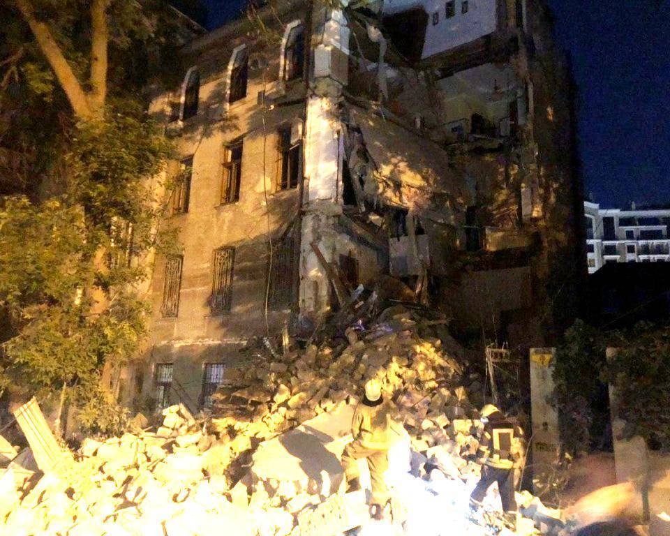 Среди ночи в Одессе обвалилась стена жилого дома