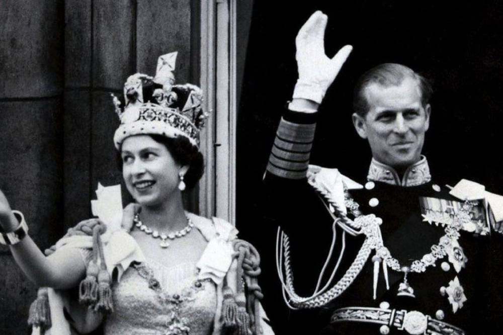 Елизавета II показалась вместе с мужем принцем Филиппом накануне его 99-летия. Фото
