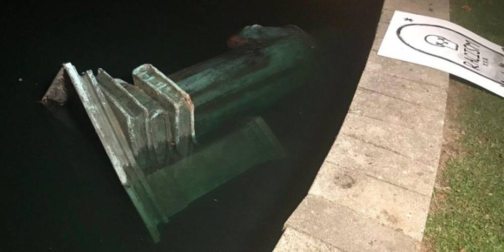 В США участники беспорядков сбросили в озеро памятник Колумбу