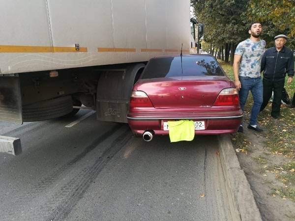 В Уфа автомобиль влетел под грузовик