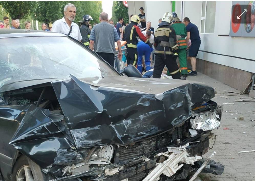 В Воронеже полицейский сбил трех пешеходов на тротуаре, один человек умер