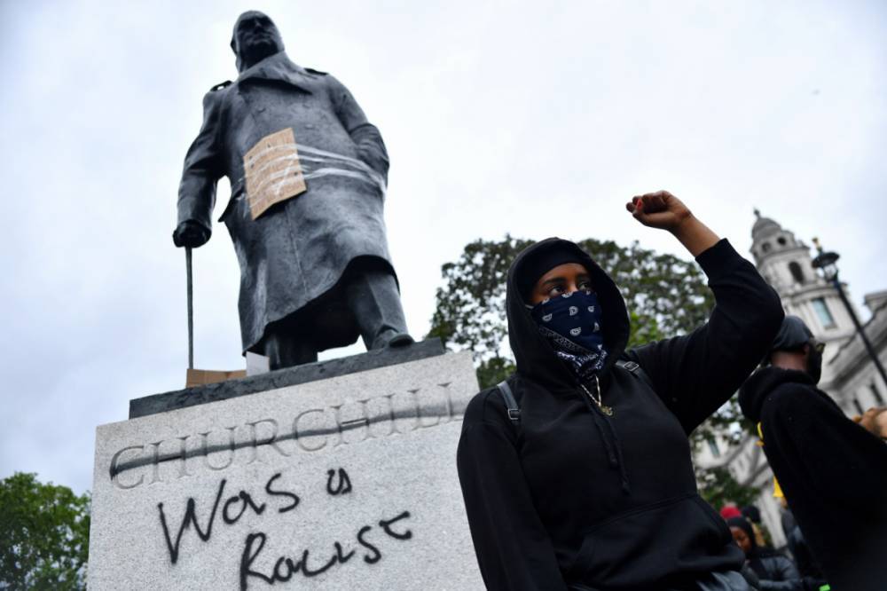 Протестующие против расизма разрисовали статую колонизатора в бельгийском Брюсселе