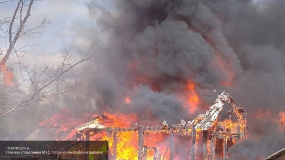 Подмосковные полицейские во второй раз спасли людей из горящего дома