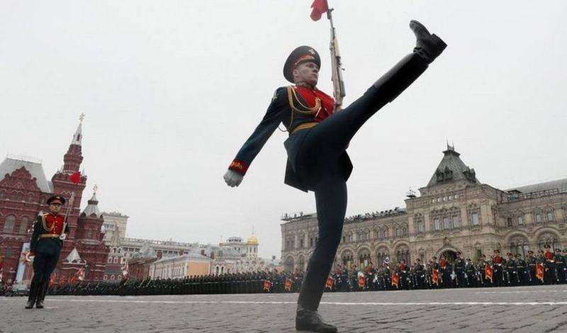 Зеленскому не отправили приглашение на парад Победы в Москве