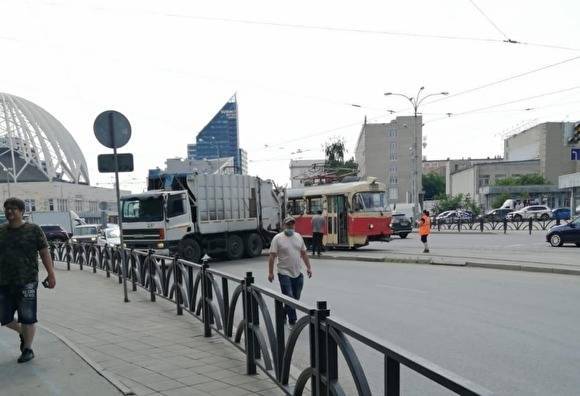 В Екатеринбурге мусоровоз въехал в трамвай