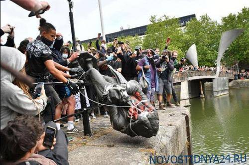 США: Протестующие в Ричмонде утопили в озере памятник Колумбу