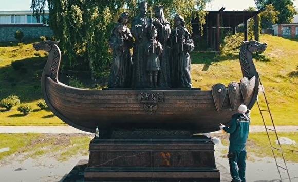 В Тюмени установили памятник семье Романовых: они стоят в ладье с надписью «Русь»