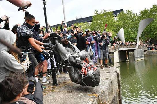 Христофор Колумб - Роберт Ли - США: Протестующие в Ричмонде утопили в озере памятник Колумбу - newsland.com - США - Протесты