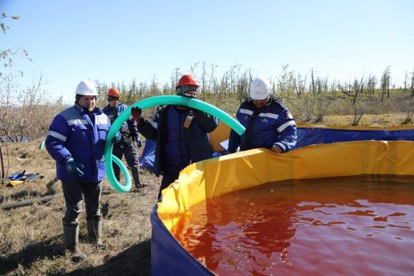 АО "Транснефть – Сибирь" собрало около 800 кубометров нефтепродуктов в ходе ликвидации разлива топлива в Красноярском крае