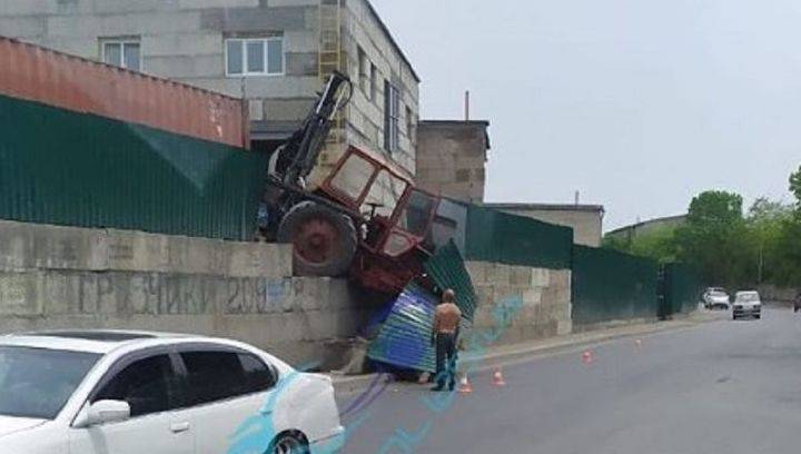 Во Владивостоке трактор повис на подпорной стене, едва не рухнув на дорогу