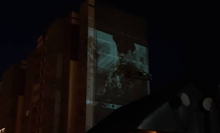 В Гомеле на фасаде новой многоэтажки создают портрет маршала Рокоссовского. Посмотрите, как он будет выглядеть