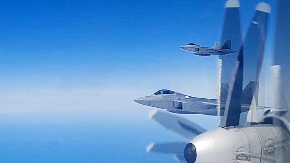 Появилось видео сопровождения американскими F-22 российских Ту-95