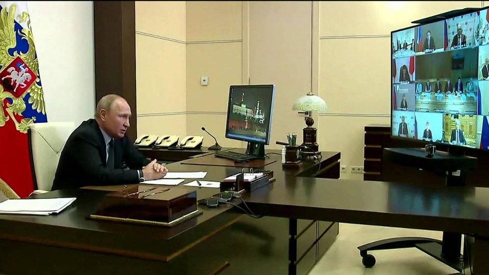 Владимир Путин призвал не сбавлять взятый темп перехода на цифру и брать пример с лидеров отрасли