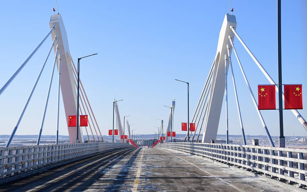 Нам показали видео с моста, связывающего Россию и Китай