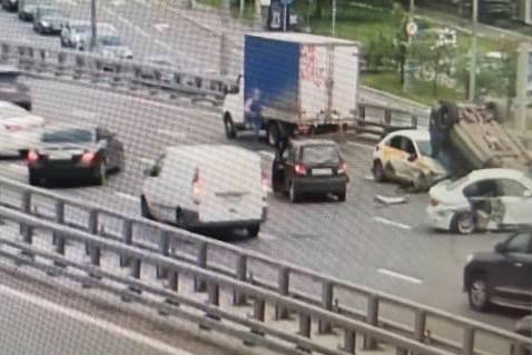 Два человека пострадали при аварии с участием пяти автомобилей в Москве