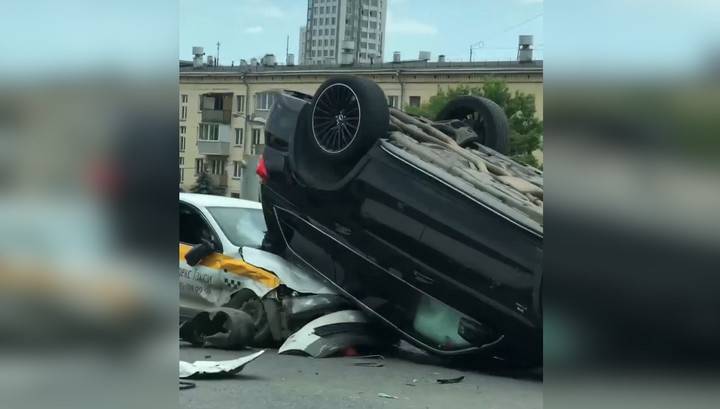 На Звенигородском шоссе в Москве произошла массовая авария