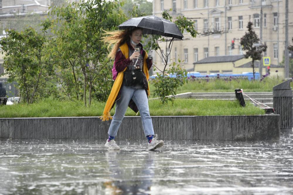 Сильный ливень обрушился на Москву после нескольких дней жары