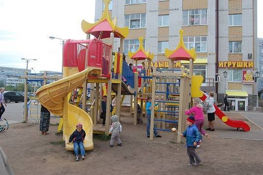 Жильцы многоэтажек могут получить в собственность детские площадки и клумбы