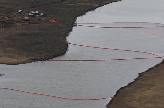В МЧС сообщили о снижении ПДК нефтепродуктов на месте разлива в Норильске