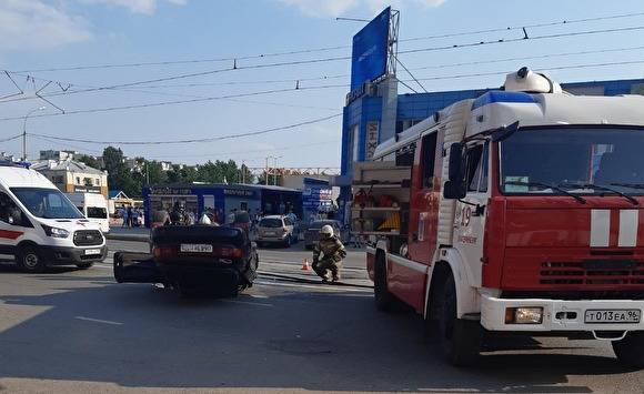 В Екатеринбурге на Уралмаше — массовое ДТП, одна из машин перевернулась