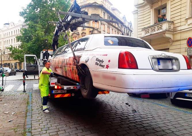В центре Праги эвакуировали скандальный лимузин