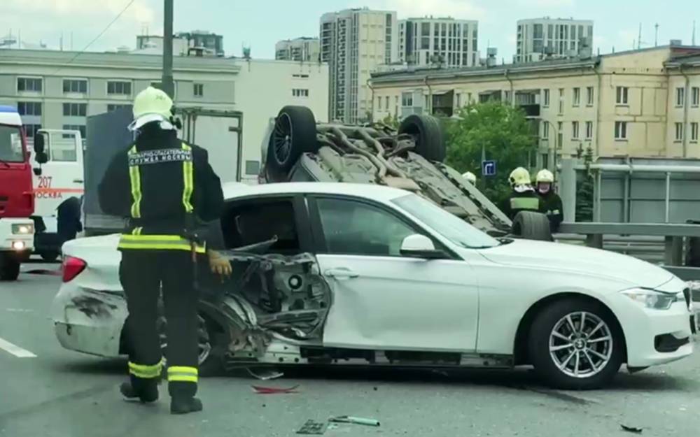В Москве в районе Пресни произошла авария – столкнулись пять автомобилей