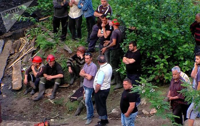 Опасно для жизни: шахтеры в Ткибули второй день не спускаются в шахты