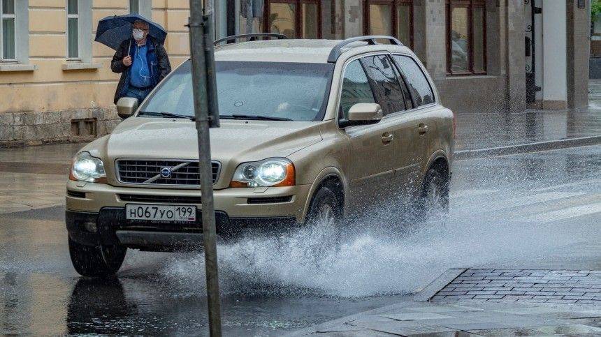 Падают деревья и рвутся провода: мощный ливень и ураган обрушились на Москву