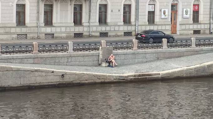 Петербуржцы заметили купающегося в Фонтанке мужчину