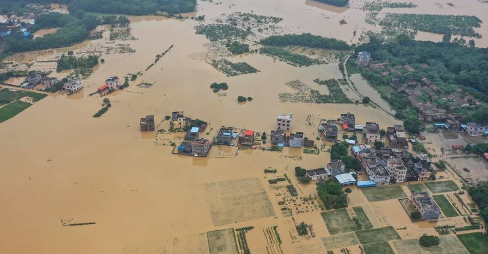 Из-за сильнейшего наводнения в Китае пострадали более 2,6 млн человек. Фото и видео стихии