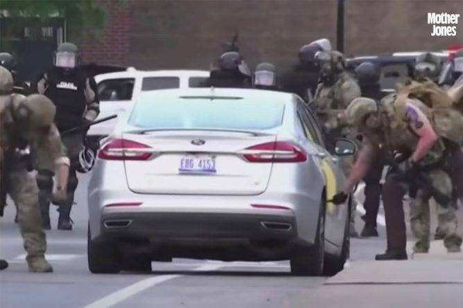 Полиция Миннеаполиса режет шины автомобилей, припаркованных в районе акций протеста Джорджа Флойда