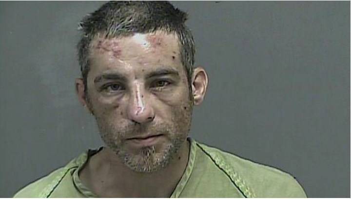 В Теннесси пьяный преступник, вооруженный ножами, откусил фалангу пальца полицейскому