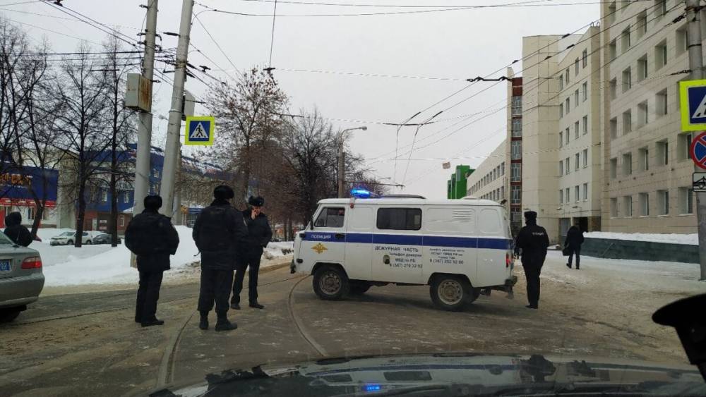 Полицейские перекрыли дорогу возле таможни в Уфе