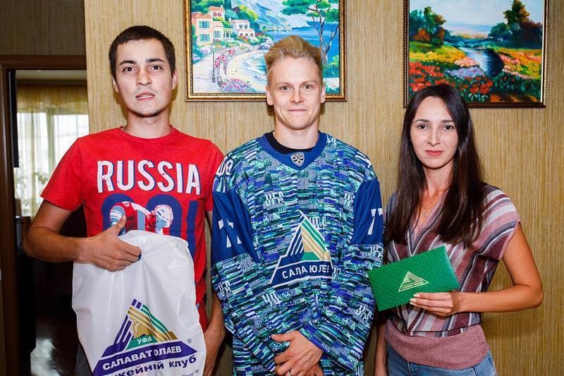 Хоккеисты «Салавата Юлаева» доставили абонементы болельщикам