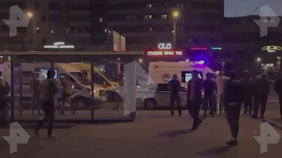 Автомобиль сбил троих человек на остановке в Петербурге