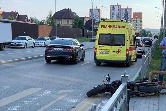 ДТП в Екатеринбурге попало на видео: мотоциклист вылетел из седла и сбил пешехода