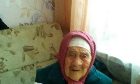 В Башкирии чиновники подарили бабушке-ветерану чай с конфетами