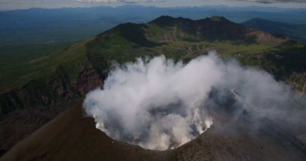 Вулкан Эбеко выбросил столб пепла на три километра