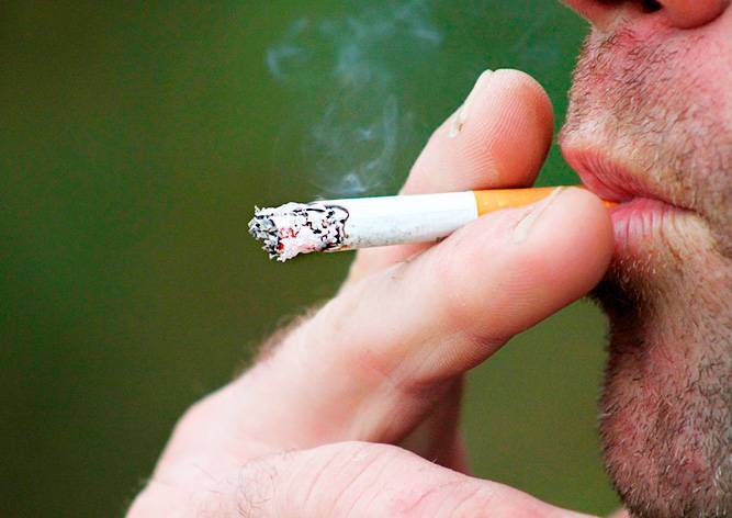 Прага ввела временный запрет на курение в парках
