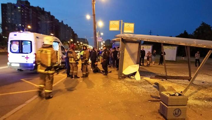 Автомобиль сбил троих человек на остановке в Петербурге
