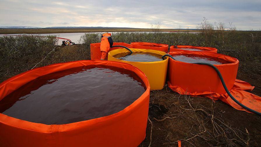Почти 13 тысяч кубометров водонефтяной смеси собрано под Норильском
