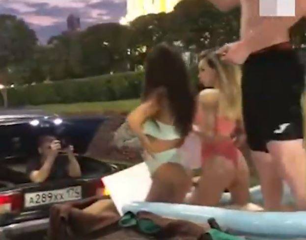 Девушки в бикини прокатились в бассейне по центру Екатеринбурга