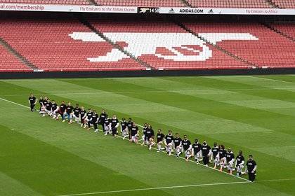 Игроки и тренер «Арсенала» встали на колени в память о погибшем Флойде