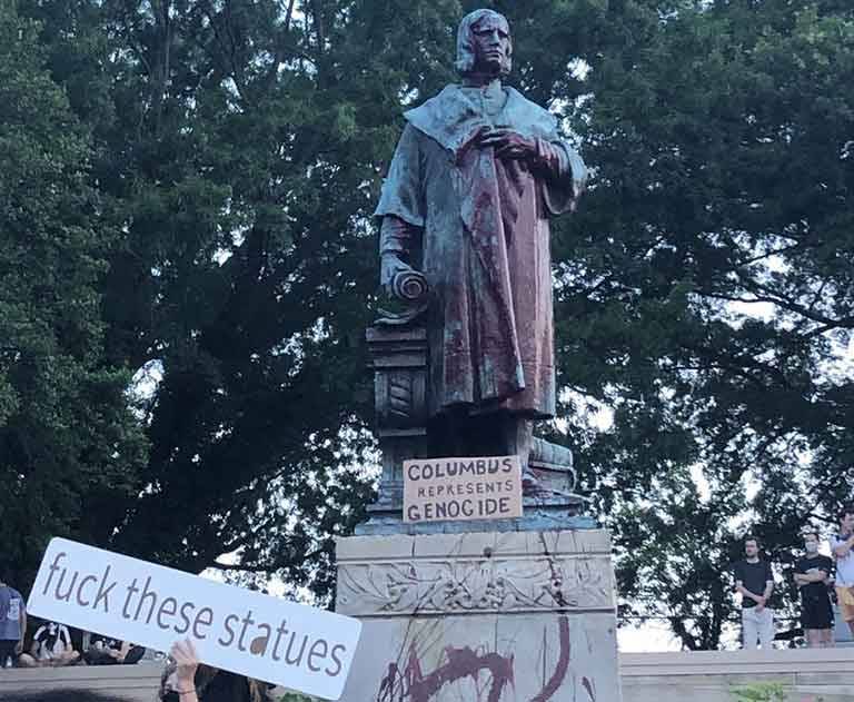 Американцы повалили, осквернили и утопили памятник Христофору Колумбу