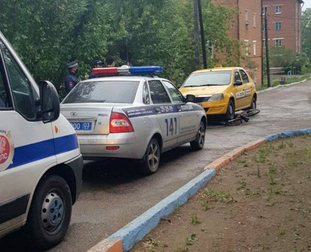Девятилетний мальчик на велосипеде попал под машину во дворе дома в Улан-Удэ