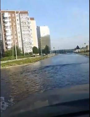 В Екатеринбурге улица Латвийская ушла под воду из-за прорыва трубы
