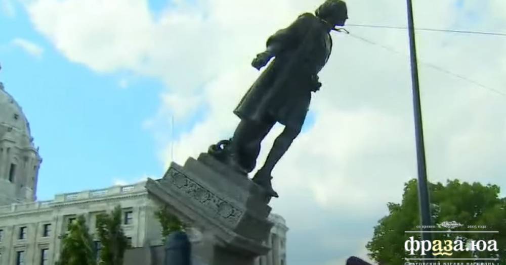 Появилось видео, как толпа сносит памятник Христофору Колумбу в США