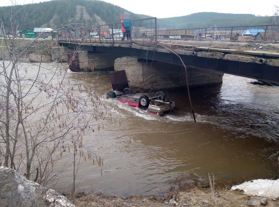 Машина с трупом оказалась в реке в Башкирии при неизвестных обстоятельствах